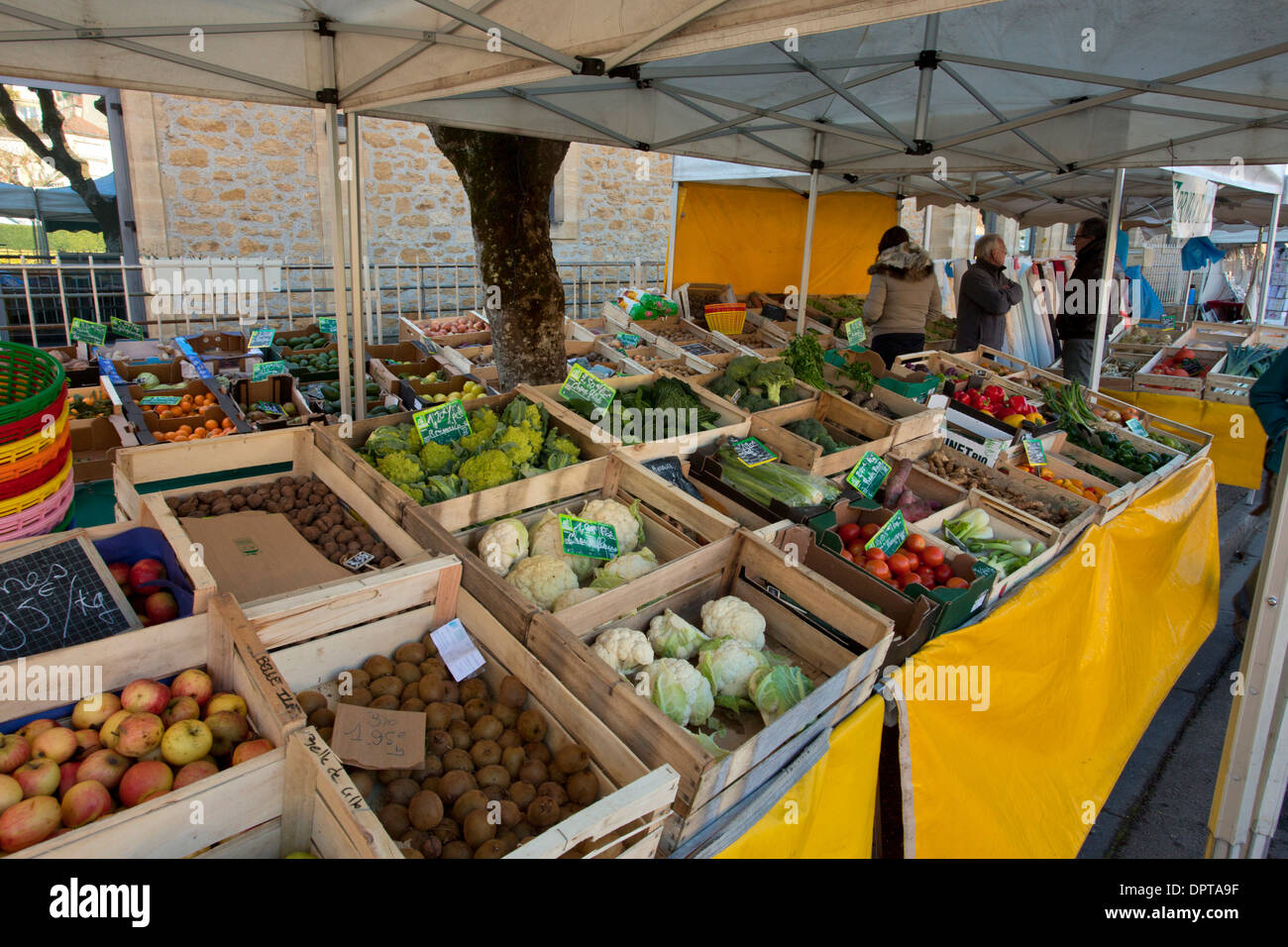 Stand de fruits et légumes biologiques au marché de jour, à St Cyprien, Dordogne, France. Banque D'Images