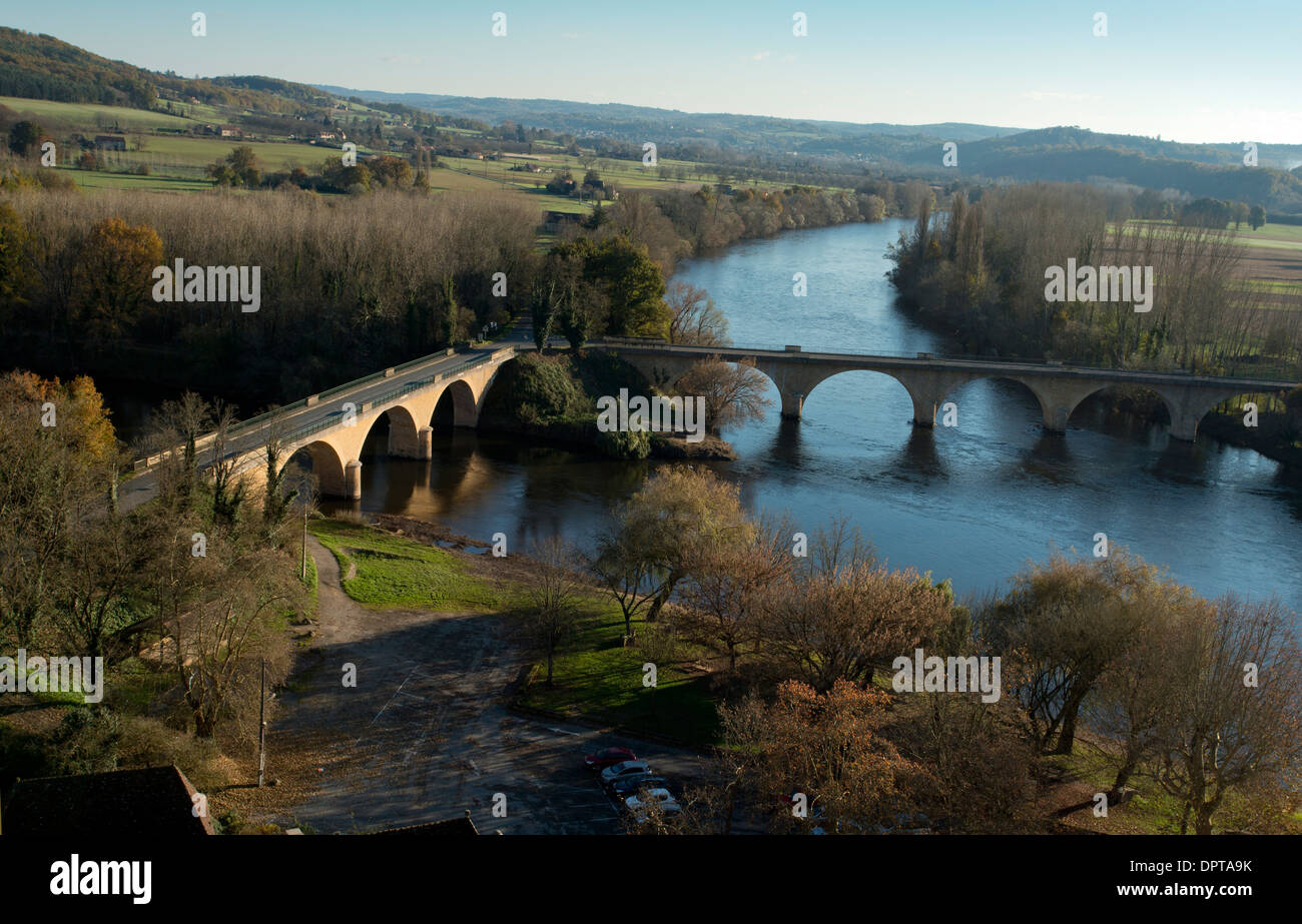 Le confluent des rivières Dordogne et Vézère à Limeuil, Dordogne, France. Banque D'Images