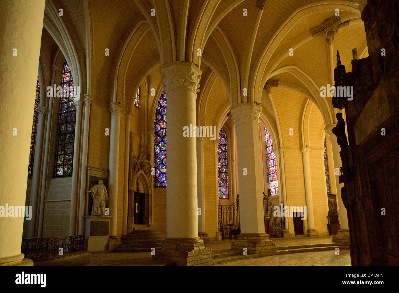 Intérieur de la cathédrale gothique du 13ème siècle à Chartres, au nord de la France. Banque D'Images