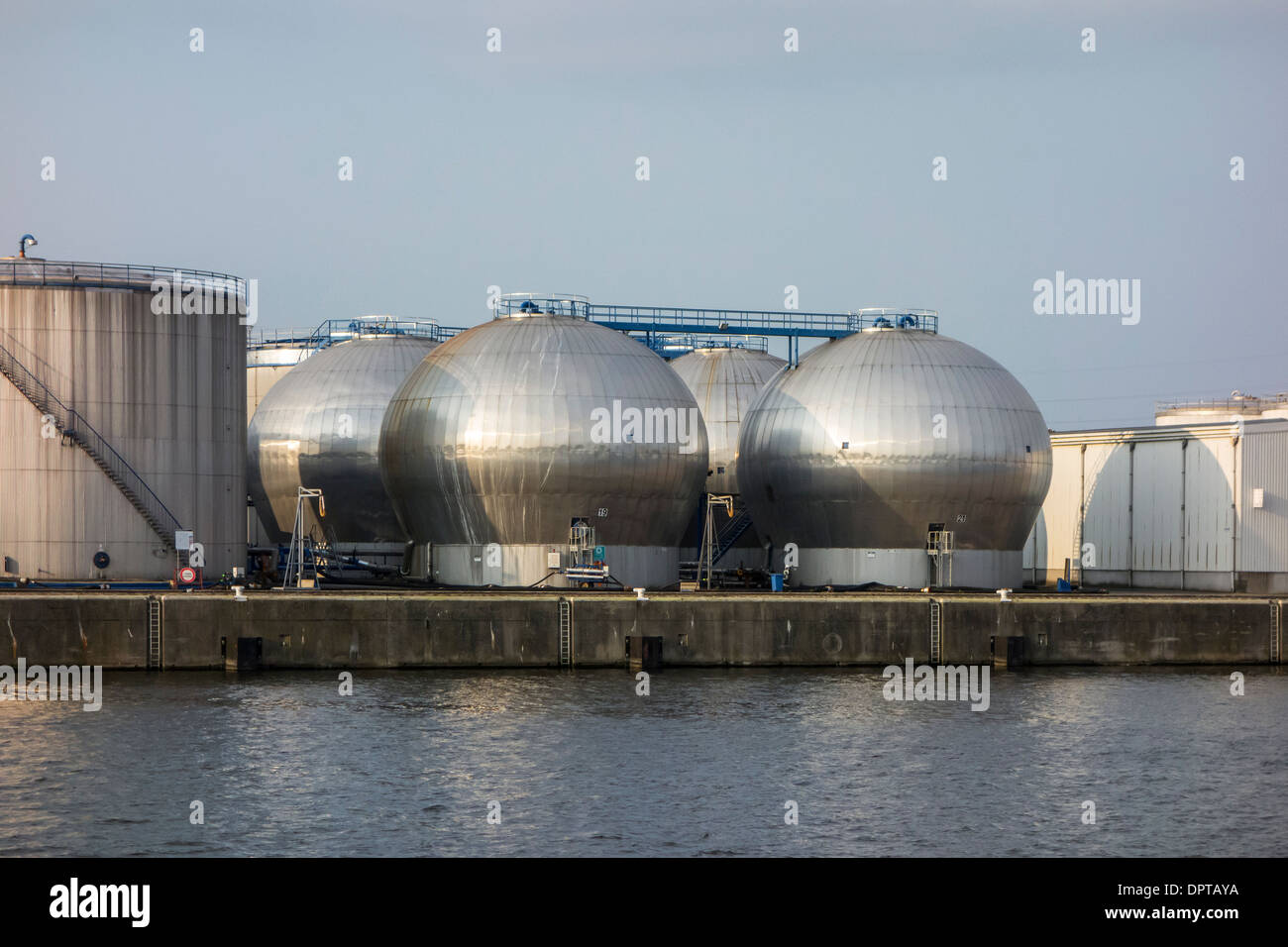 Les réservoirs de stockage de pétrole, produits chimiques, engrais  liquides, les biocarburants à Sea-Tank Terminal, port de Gand, Flandre  orientale, Belgique Photo Stock - Alamy