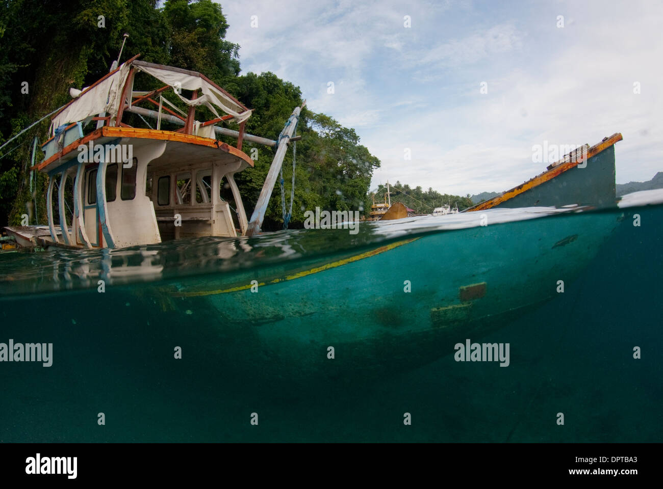 Bateau de pêche en contrebas, le Détroit de Lembeh, Sulewesi du Nord, l'Indonésie. Banque D'Images