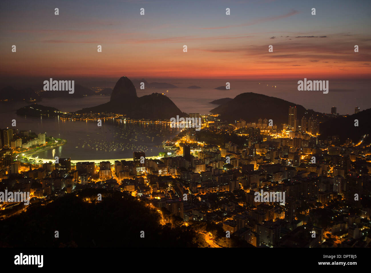 Rio de Janeiro, Brésil. 16 janvier, 2014. Photo prise le 16 janvier 2014 montre les nuages rose de l'aube au-dessus de la baie de Guanabara avant le lever du soleil à Rio de Janeiro, Brésil. Credit : Xu Zijian/Xinhua/Alamy Live News Banque D'Images