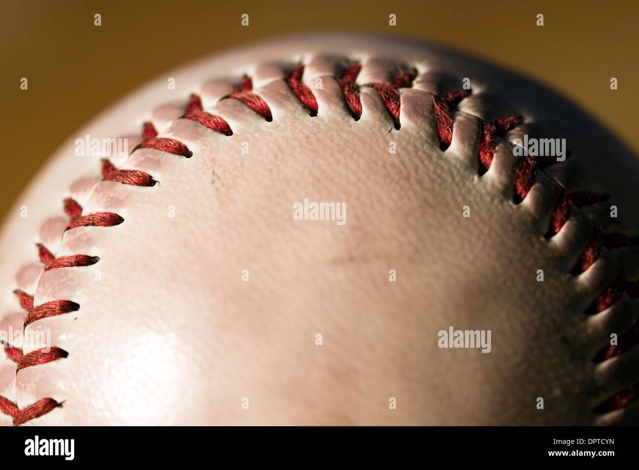 De près de l'surpiqûres rouges sur un base-ball Banque D'Images