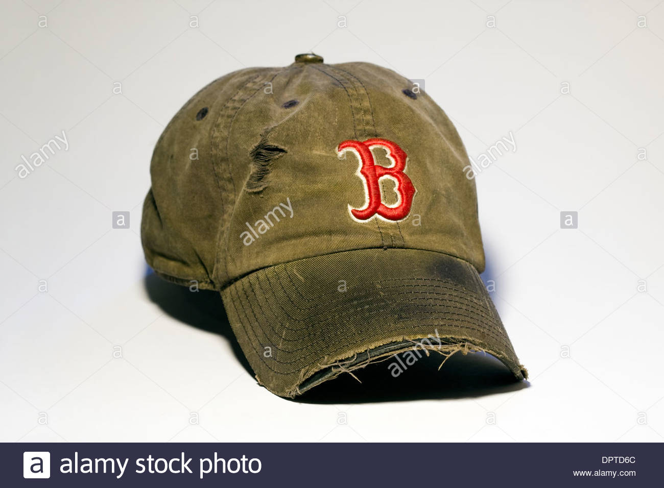 Un bien usé, fané, lambeaux et élimés, Boston Red Sox Baseball Cap sur fond blanc Banque D'Images