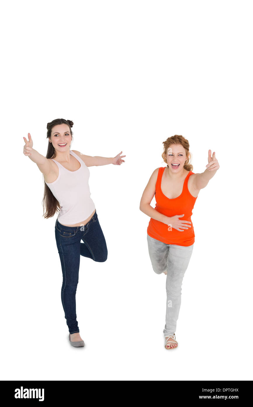 Cheerful young female friends avec les gestes de la main Banque D'Images