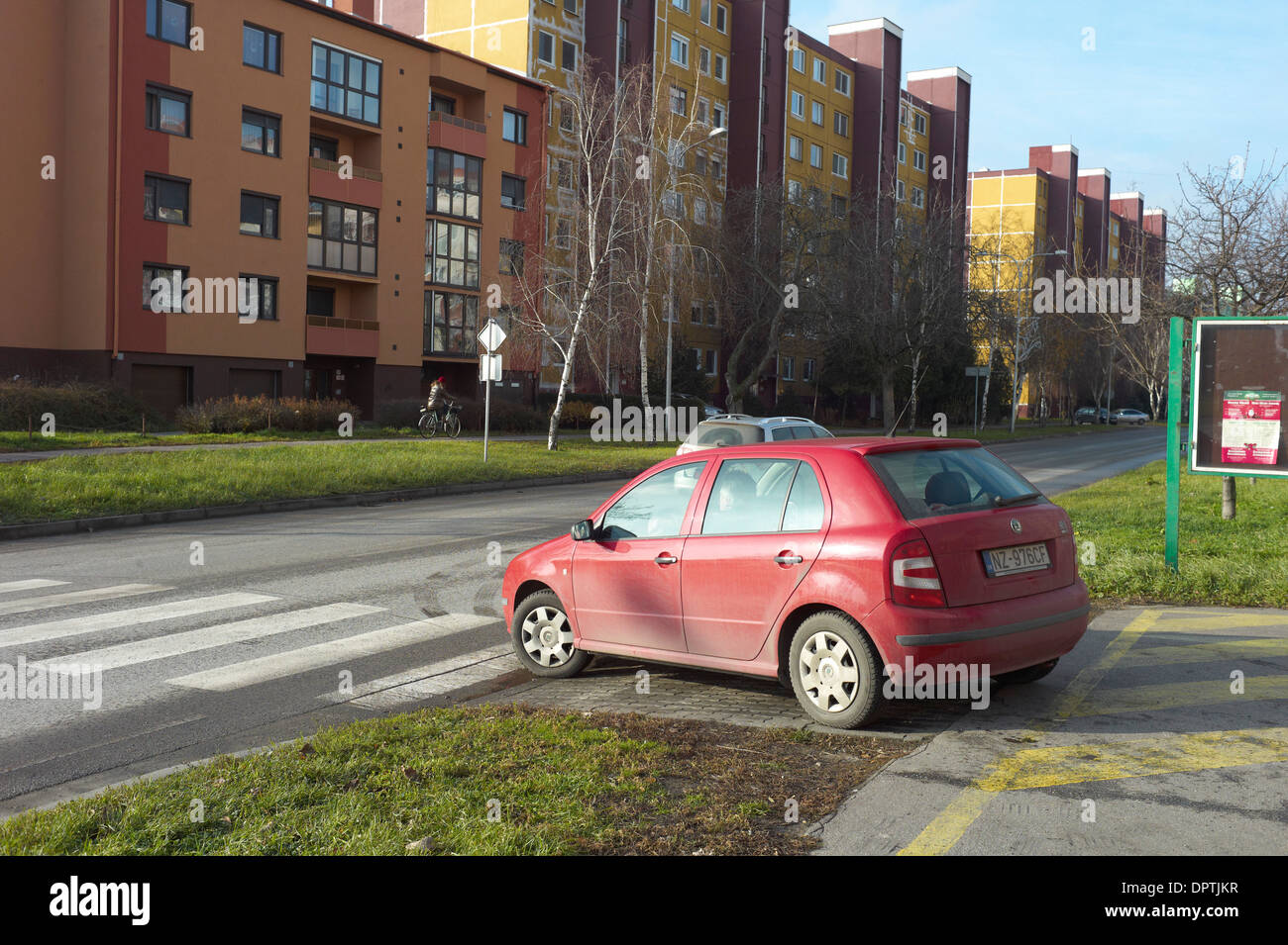 Conduite de voiture sur un passage piéton à Nove Zamky Slovaquie Banque D'Images