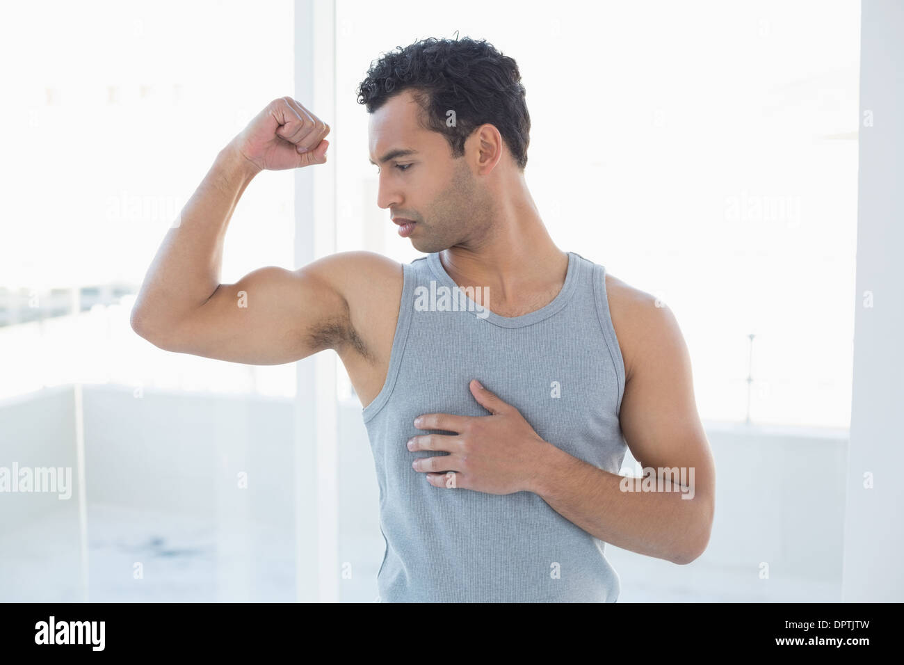 Fit young man flexing muscles en studio Banque D'Images