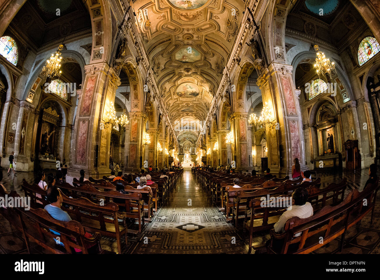 SANTIAGO, Chili — la nef centrale de la cathédrale métropolitaine présente une architecture néoclassique datant de la fin du XVIIIe siècle. L'intérieur de la cathédrale, construit entre 1748 et 1800, présente des proportions classiques et un agencement spatial catholique traditionnel. Cet espace de culte principal démontre les influences architecturales européennes qui ont façonné les édifices religieux coloniaux au Chili. Banque D'Images