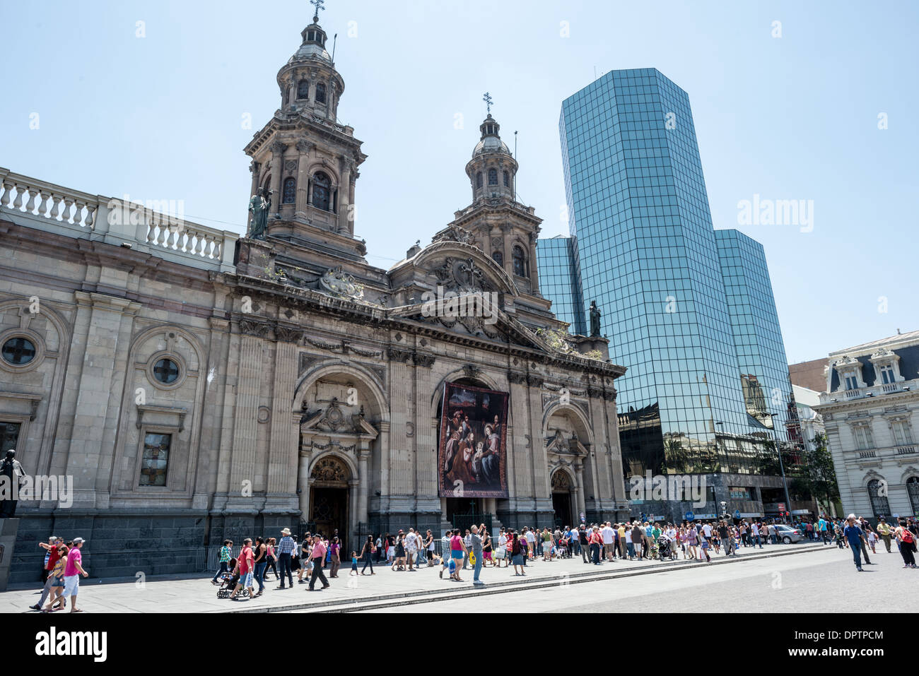 SANTIAGO, CHILI - la façade de la cathédrale métropolitaine de Santiago du Chili face à la Plaza de Armas. Banque D'Images