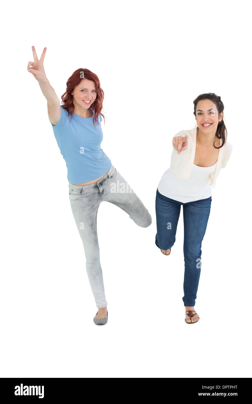Deux cheerful young female friends avec les gestes de la main Banque D'Images