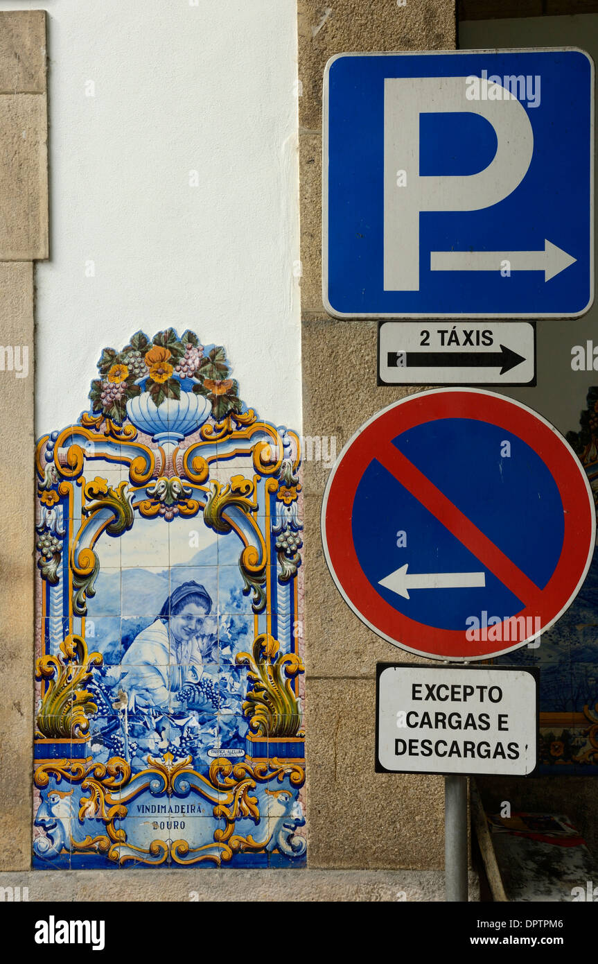 Azulejos, carreaux de céramique peints à la gare de Pinhao. La Vallée du Douro, Portugal Banque D'Images