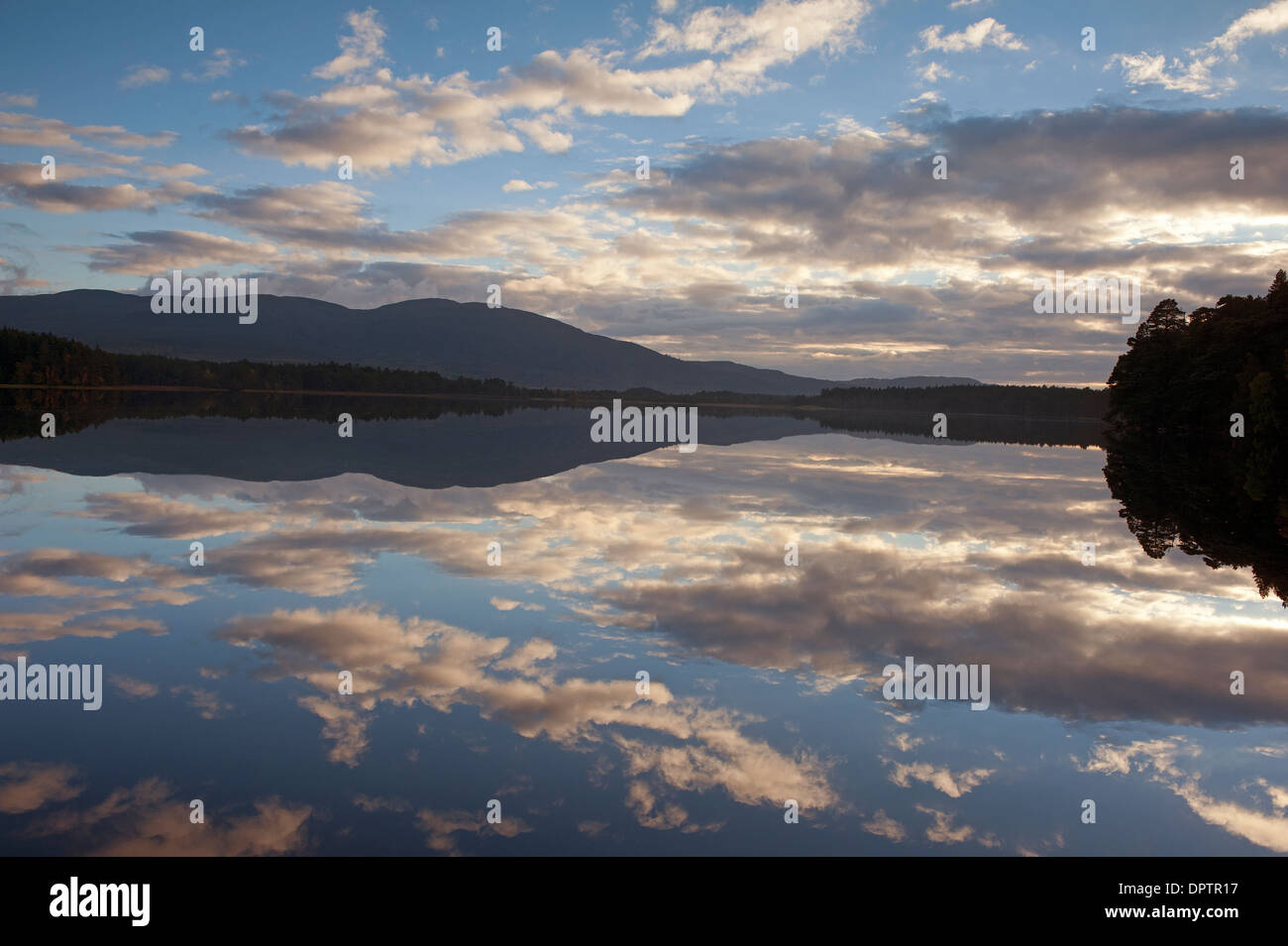 Ciel et nuages réflexions sur les eaux calmes du Loch Garten, Strathspey Inverness en Écosse. 9214 SCO. Banque D'Images