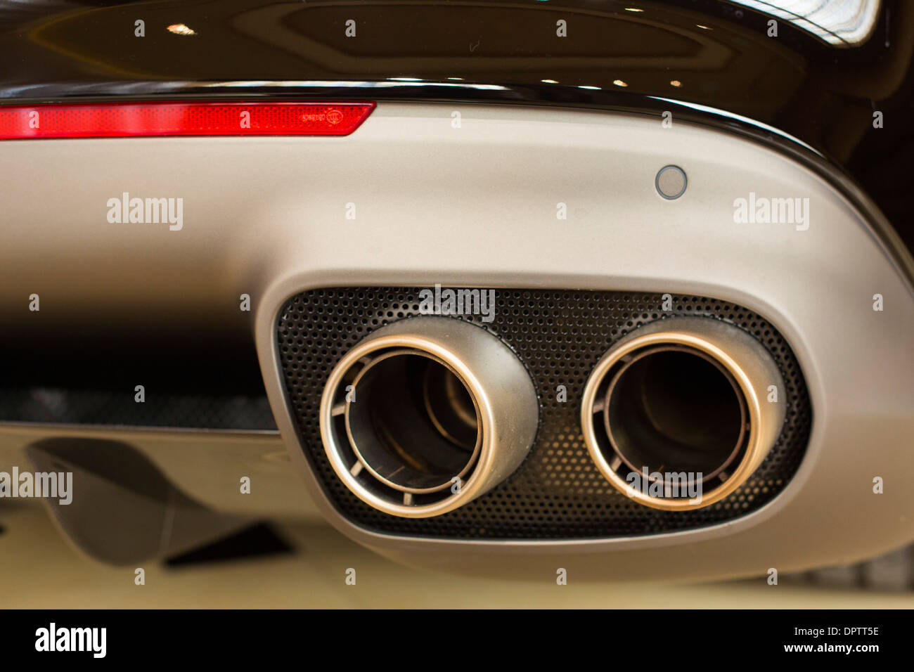 Les tuyaux d'échappement d'une Ferrari California dans une exposition de voitures de luxe au cours de la North American International Auto Show. Banque D'Images