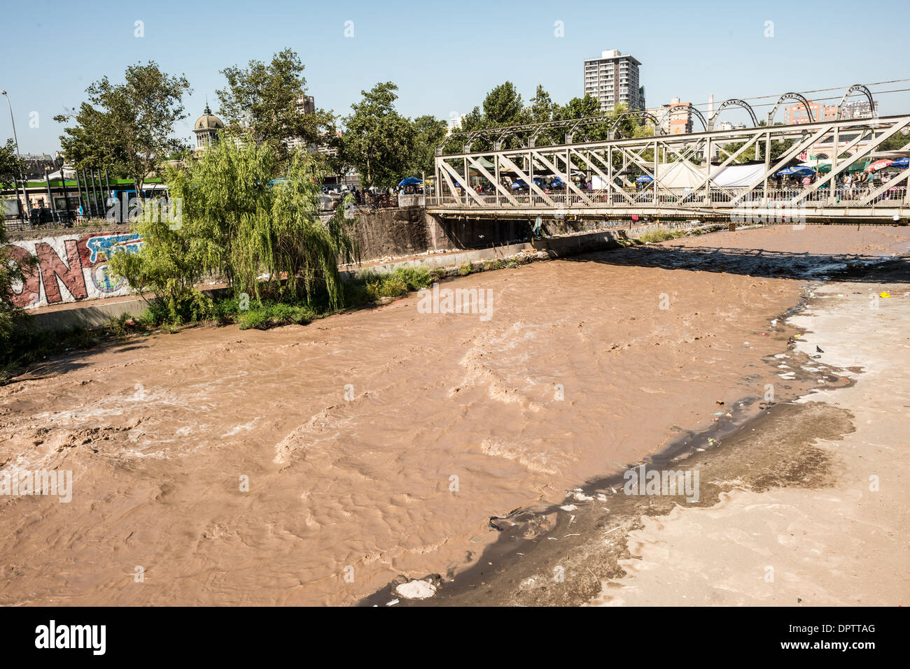 Paysage urbain de la rivière Mapocho Santiago Chili // SANTIAGO, Chili — la rivière Mapocho traverse le cœur de Santiago, la capitale du Chili, divisant effectivement le paysage urbain en sections nord et sud. Originaire des hauteurs des Andes, la rivière est l'une des principales voies navigables du bassin de Santiago. Le Mapocho a joué un rôle important dans le développement de la ville depuis sa fondation en 1541, fonctionnant à la fois comme une frontière naturelle et une source d'eau vitale. Aujourd’hui, la rivière est flanquée de parcs et d’infrastructures urbaines, dont le Parque Forestal qui longe le p Banque D'Images