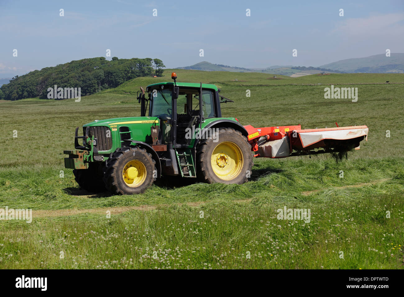 Un tracteur John Deere dans un champ agricole sur l'île d'une plus grande (Cumbrae) au large de la côte ouest de la partie continentale de l'Écosse, Royaume-Uni Banque D'Images
