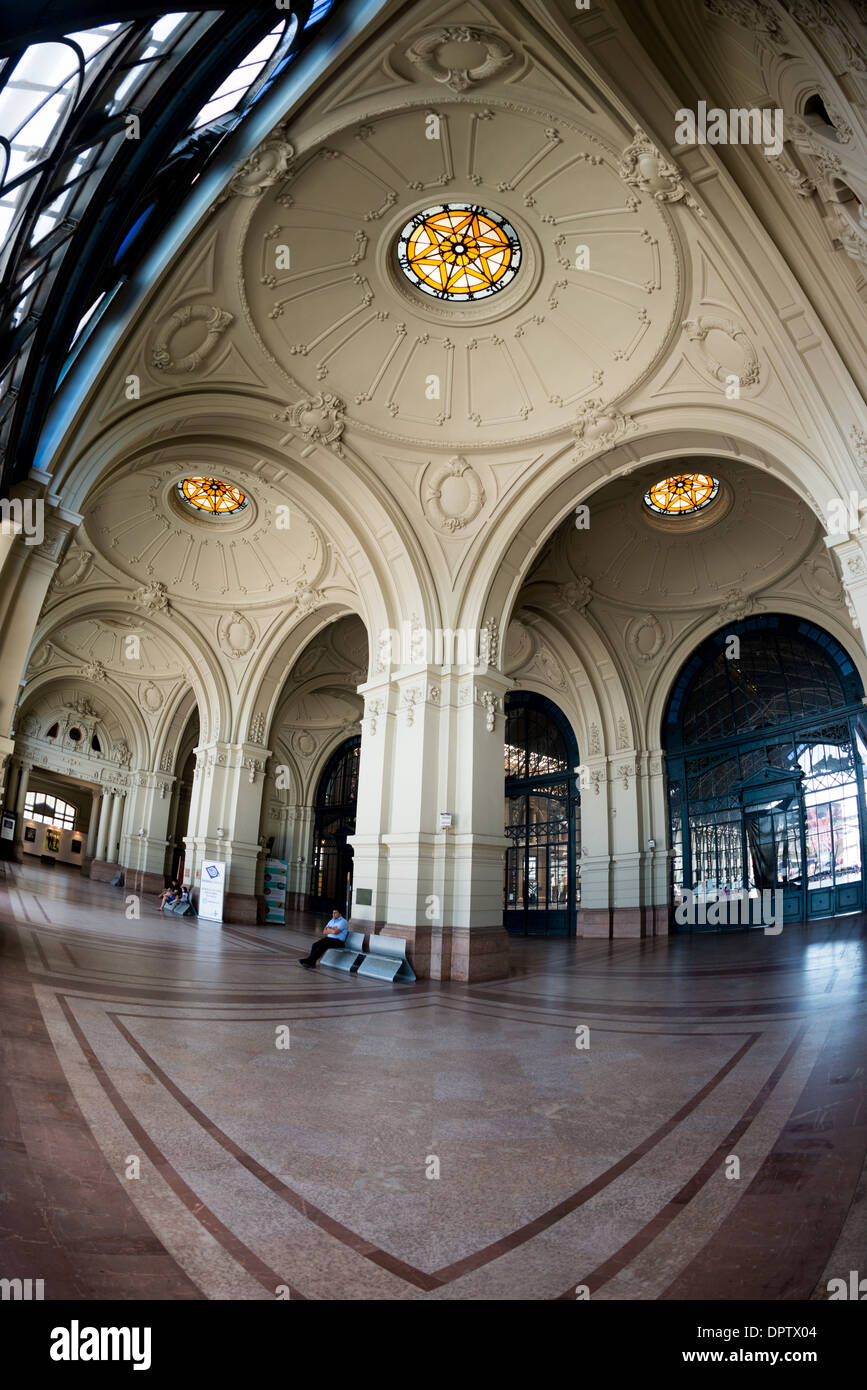 Vitraux Estacion Mapocho Dome Santiago Chili // SANTIAGO, Chili — le toit orné d'un dôme de l'Estacion Mapocho présente des vitraux exquis qui mettent en valeur la grandeur architecturale et l'importance historique du bâtiment. Construite en 1912, cette ancienne gare a servi de centre de transport principal à Santiago avant d'être transformée en centre culturel. Le dôme méticuleusement restauré illustre le style architectural Beaux-Arts populaire au début du XXe siècle au Chili. Aujourd'hui, Estacion Mapocho fonctionne comme un lieu de congrès et de concert public de premier plan, h Banque D'Images