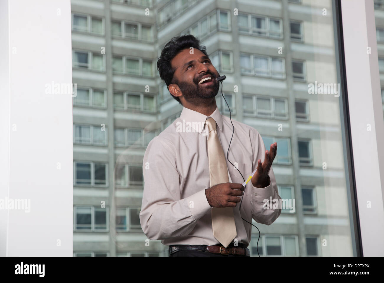 Indian businessman wearing telephone headset Banque D'Images