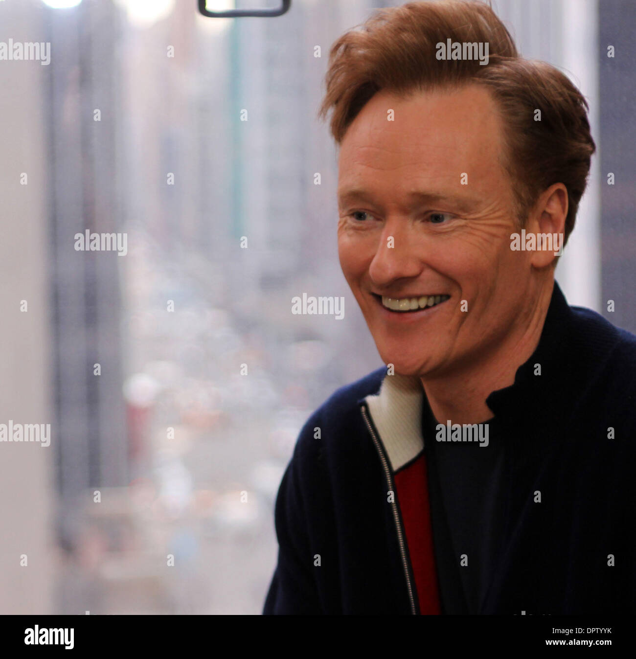 Feb 10, 2009 - New York, New York, USA - Conan O'Brien a quitté son feu sa-Late-night show à New York, à l'ouest la tête et commencer en juin en tant qu'hôte de l'exposition de ce soir. Photo - Conan O'Brien dans son bureau au 30 Rockefeller Plaza à New York. (Crédit Image : © Stan Godlewski/ZUMA Press) Banque D'Images