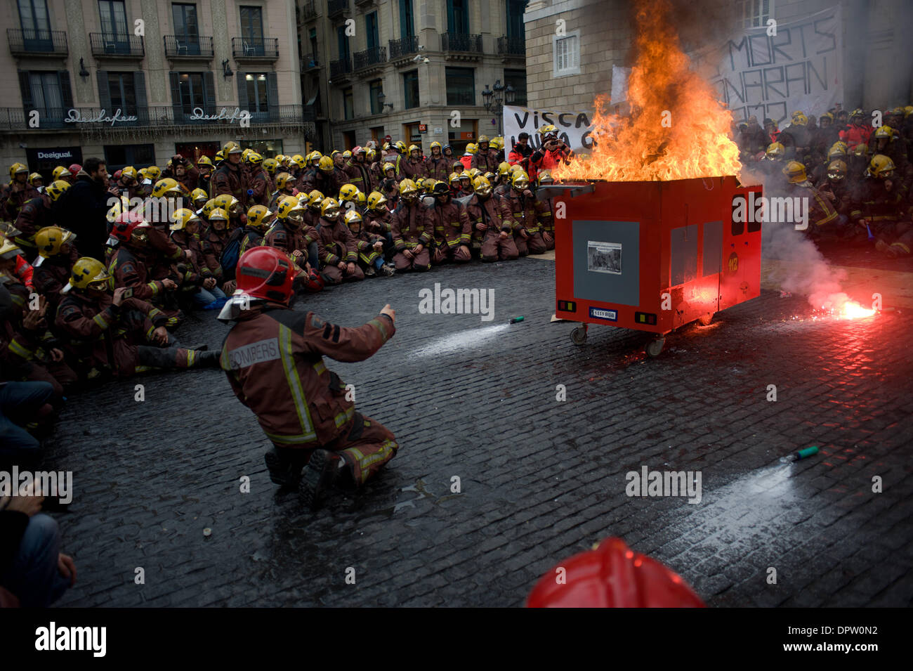 Barcelone, Espagne. 16 janvier, 2014. Un camion d'incendie et brûlures en carton en face du gouvernement catalan au cours de la manifestation des pompiers à Barcelone . Pompiers Catalans (bombardiers de la Generalitat de Catalunya) ont organisé une manifestation à Barcelone contre les coupures du gouvernement catalan en raison de la crise financière qui affecte la Catalogne. Selon les pompiers compressions touchent non seulement les salaires, mais aussi des équipements nécessaires pour agir en cas d'urgence. La protestation a été tenue en face de gouvernement catalan et le Parlement Catalan. Crédit : Jordi Boixareu/Alamy Live News Banque D'Images