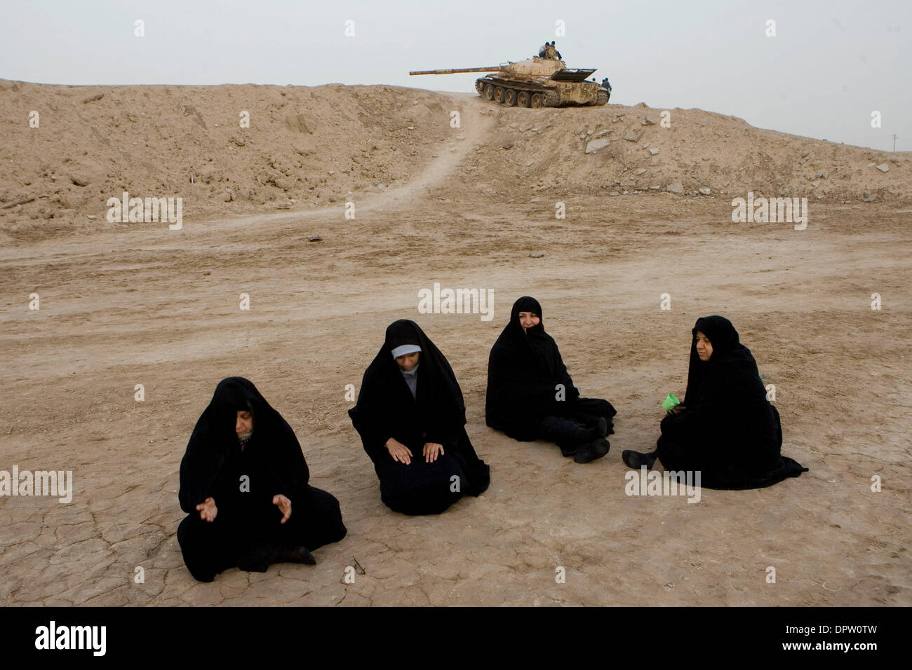 Mar 19, 2009 - Iran - Les pèlerins Khouzestan, lire le Coran et de prier pendant leur visite à la guerre des sites. Chaque année des milliers d'Iraniens rendez sur Rahian-e Nour (les voyageurs de la voie de la lumière) Tours. Ces caravanes, rempli de parents des victimes iraniennes, visitez la guerre Iran-Irak ou la première guerre du golfe Persique en première ligne. Les Iraniens de tous les coins du pays viennent, de voir des endroits où la Banque D'Images