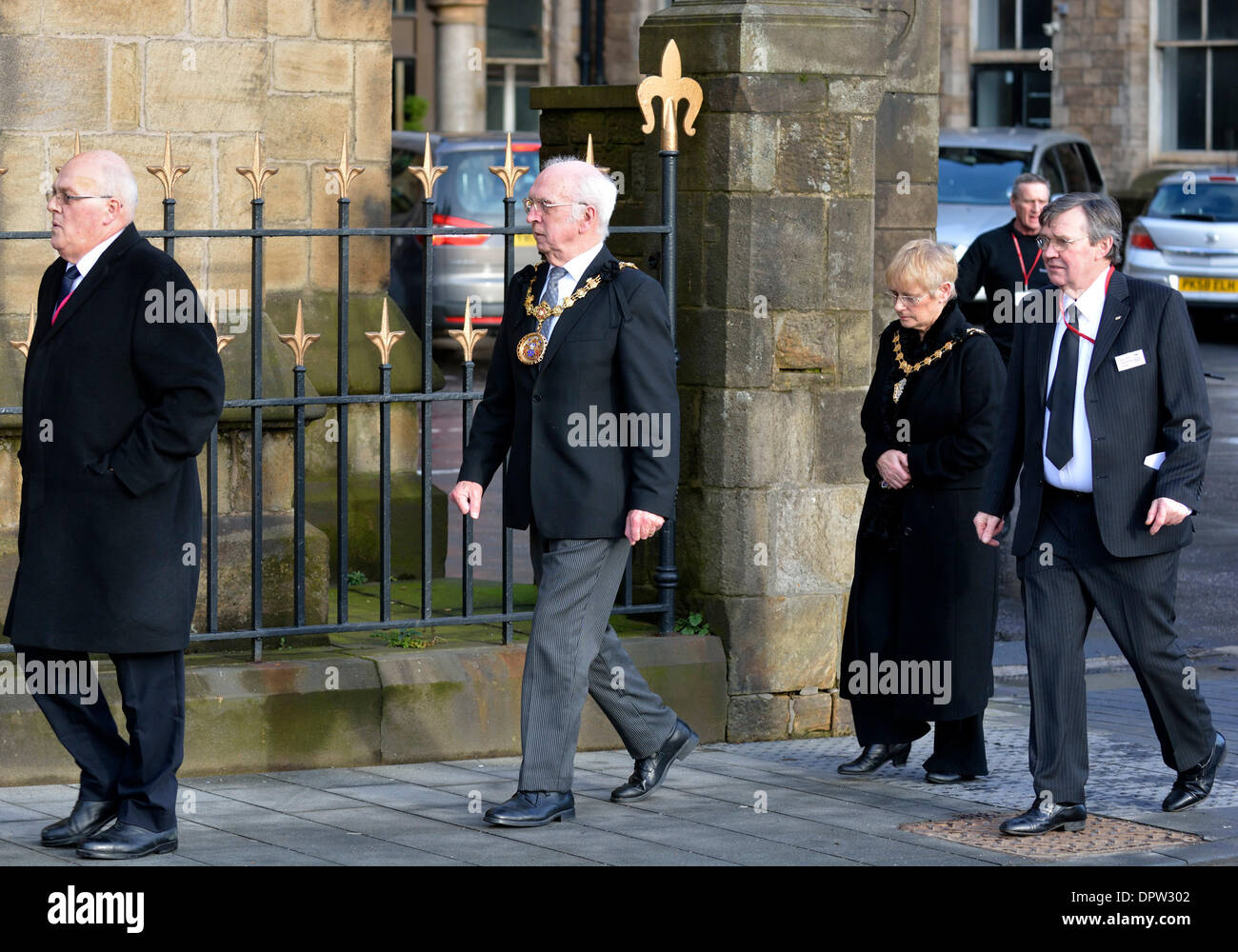 Salford, Manchester, Royaume-Uni. 16 janvier 2014. Dignitaires d'assister aux funérailles de Paul RIP James Burgevin, député de Wythenshawe et vendre à l'Est, décédé le 7 janvier de 60 ans, une semaine après s'effondrer sur une course avec son fils. Élu député en 1997, il a servi de l'Irlande du Nord et en tant que ministre de l'Intérieur. Funérailles de Paul MP James Burgevin Cathédrale Salford 16 janvier 2014 Crédit : John Fryer/Alamy Live News Banque D'Images