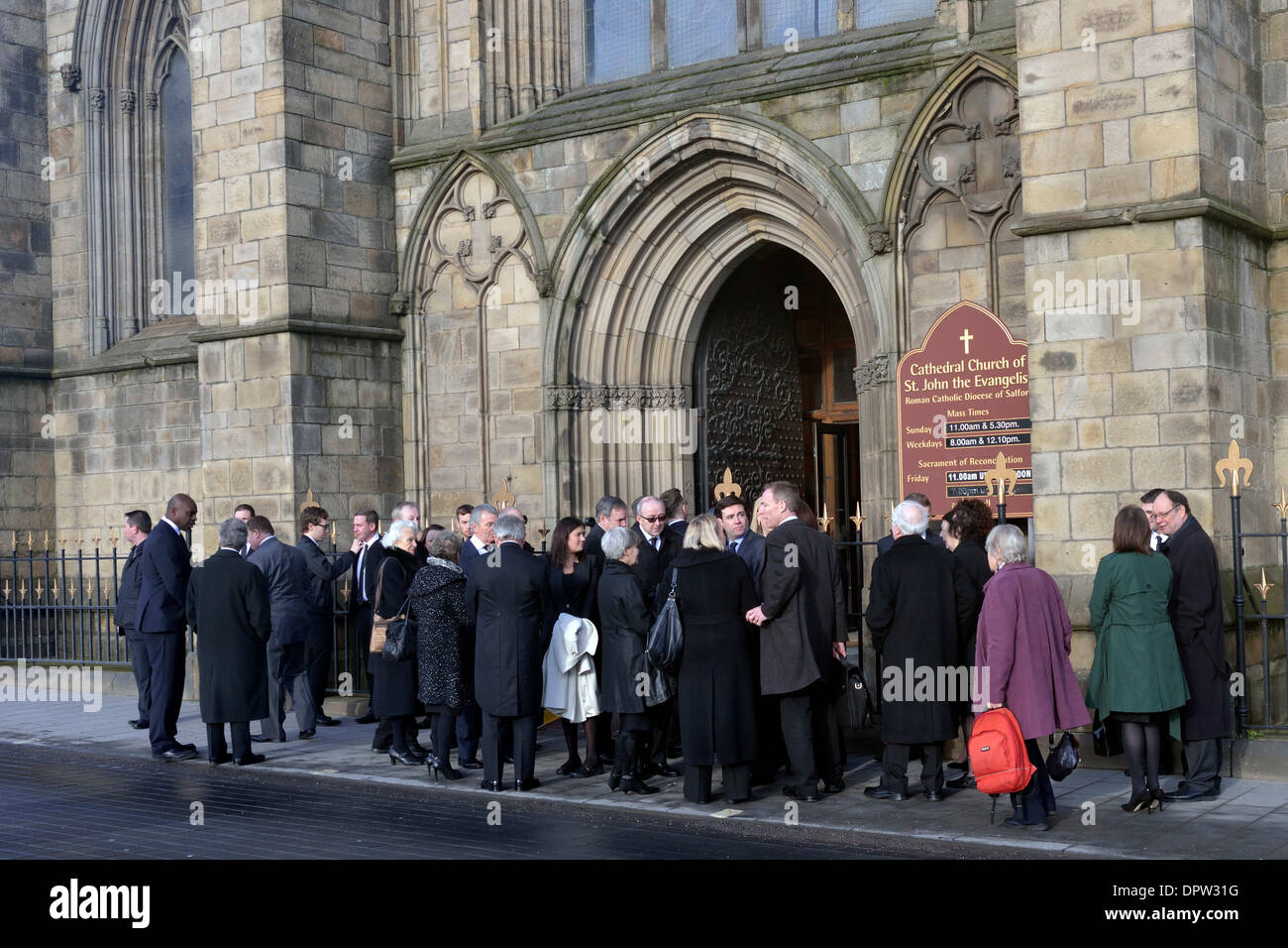 Salford, Manchester, Royaume-Uni. 16 janvier 2014. En deuil d'assister aux funérailles de Paul RIP James Burgevin, député de Wythenshawe et vendre à l'Est, décédé le 7 janvier de 60 ans, une semaine après s'effondrer sur une course avec son fils. Élu député en 1997, il a servi de l'Irlande du Nord et en tant que ministre de l'Intérieur. Funérailles de Paul MP James Burgevin Cathédrale Salford 16 janvier 2014 Crédit : John Fryer/Alamy Live News Banque D'Images