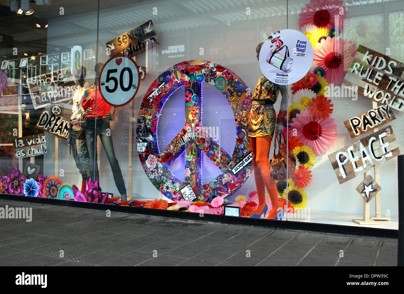 Le désarmement nucléaire symbole utilisé comme partie d'une mode afficher dans une vitrine hollandaise, Lijnbaan, Rotterdam. Banque D'Images