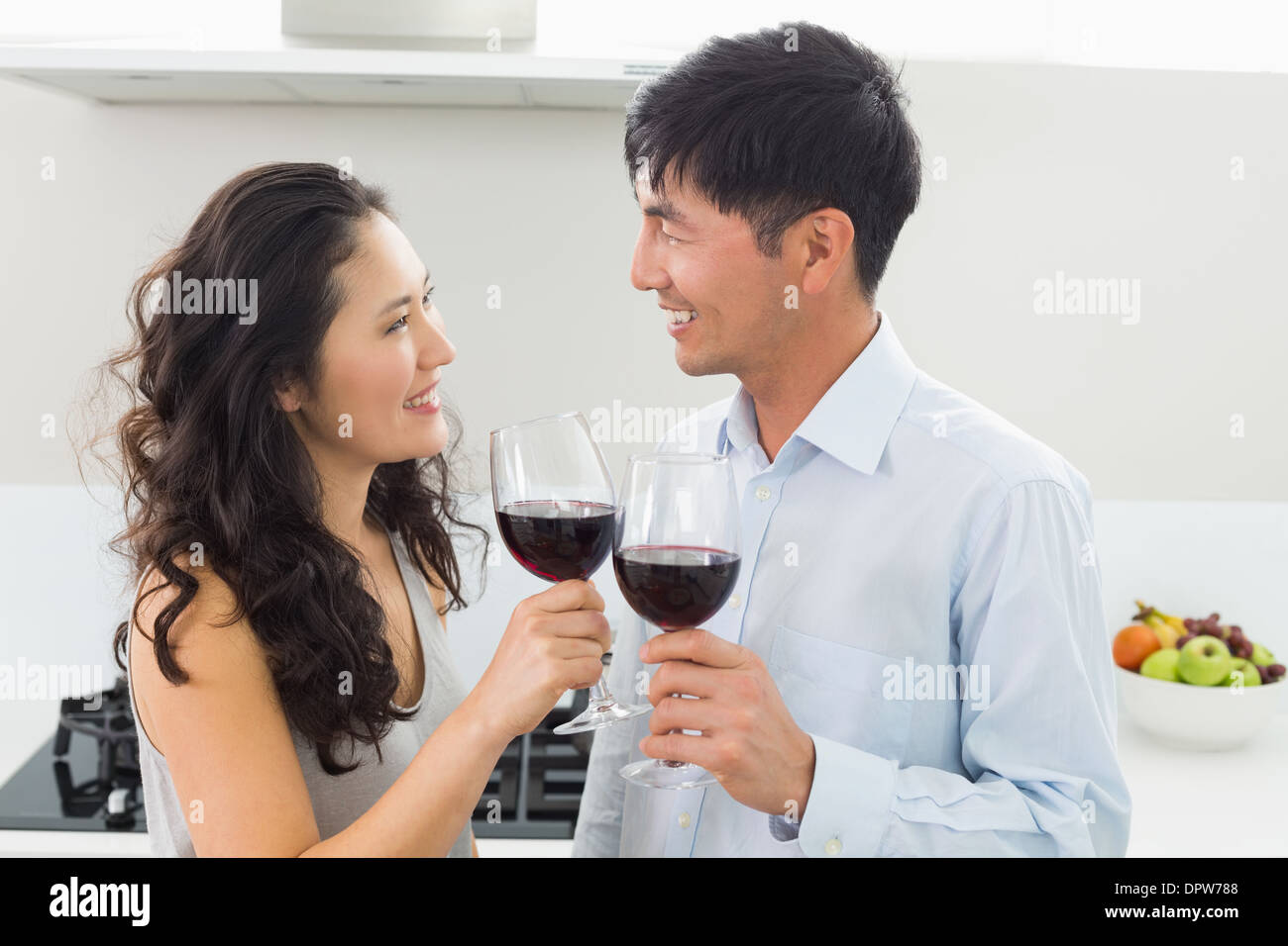 Jeune Couple Aimant Boire Un Verre De Vin Rouge Dans Leur Salon