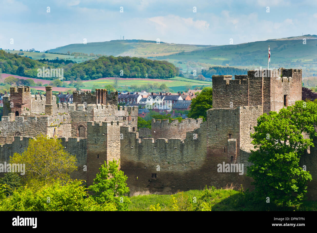 Ludlow Castle seen from Common Whitcliffe au printemps, Shropshire, Angleterre Banque D'Images