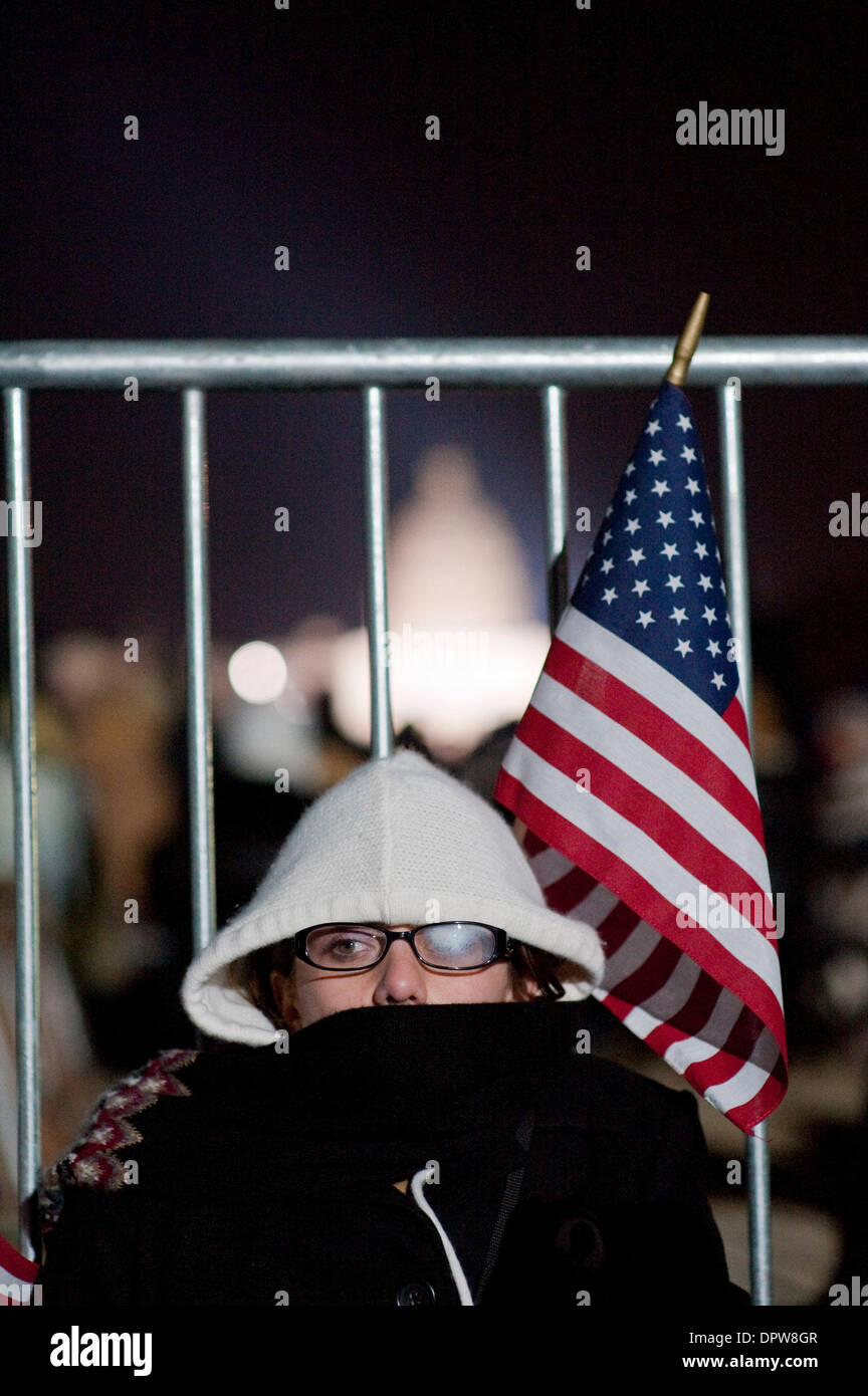 Jan 20, 2009 - Washington, District of Columbia, États-Unis - JULIE ZEOLI de Fullerton, CA tente de rester au chaud au petit matin sur le National Mall avant la cérémonie d'investiture du président Obama. (Crédit Image : © Gordon M. Grant/ZUMA Press) Banque D'Images