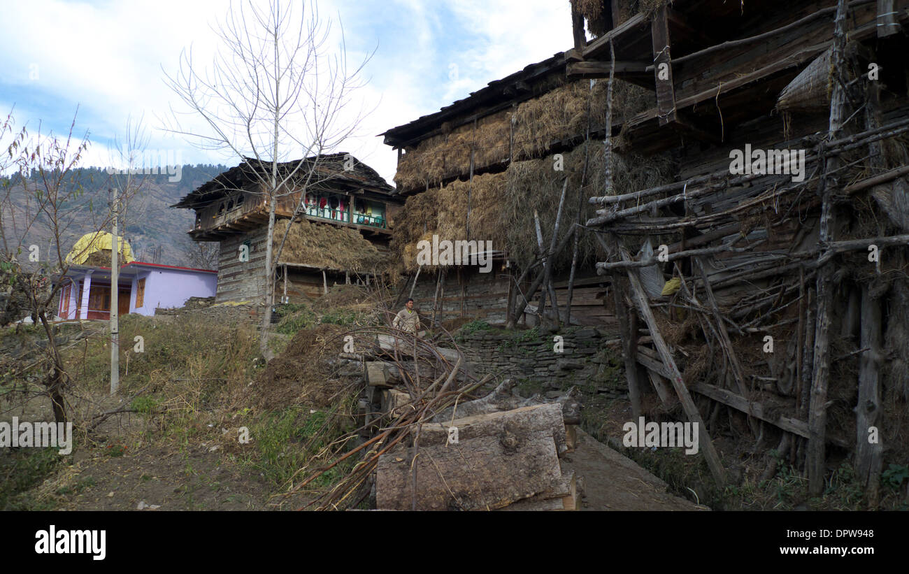 Rumsu village-rue, Naggar, Kullu Valley, l'Himachal Pradesh, N. L'Inde. Banque D'Images