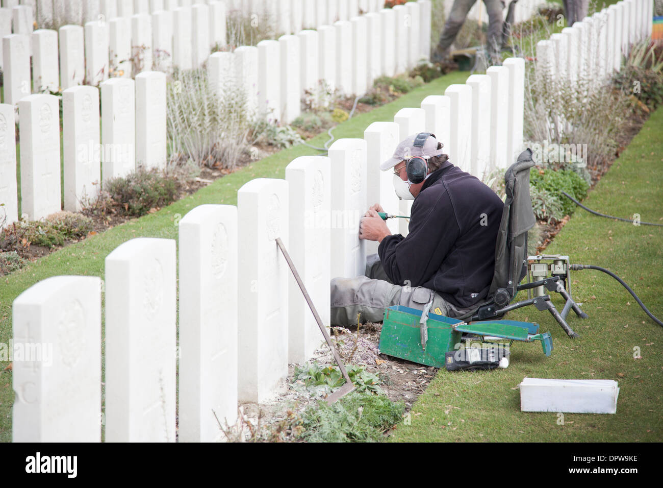 Tailleur de rétablir la clarté de noms sur pierres tombales à Tyne Cot Cemetery Banque D'Images