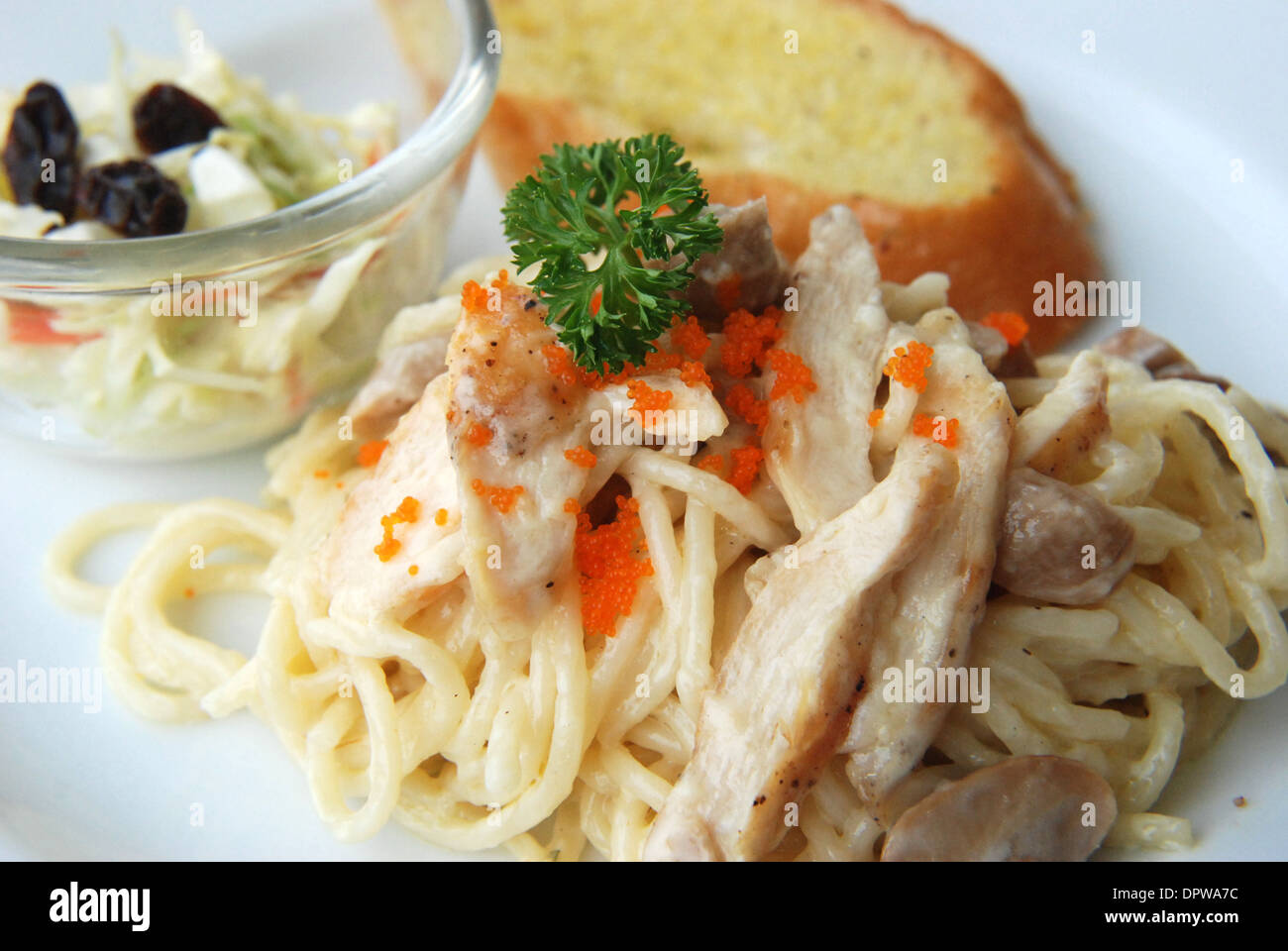 Blanc spaghetti sauce crème crème fraîche avec les œufs de poisson