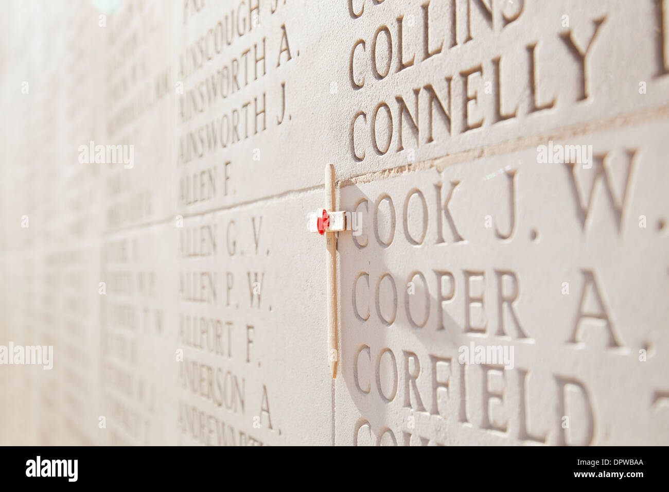 Un coquelicot et bloqué sur le nom gravé sur le mémorial de Thiepval Banque D'Images