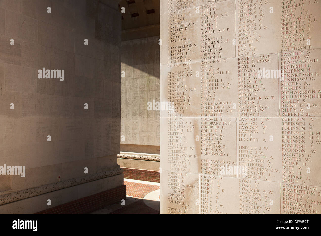 Des milliers de soldats noms gravés sur le mémorial de Thiepval Banque D'Images