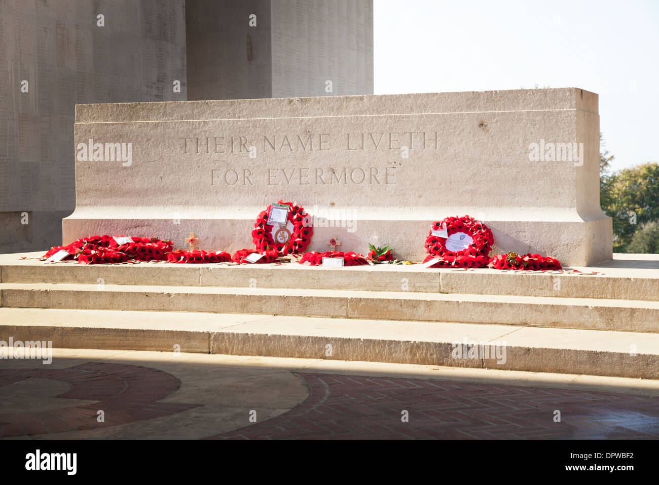 Pavot Rouge couronnes portées contre une pierre tombe au mémorial de Thiepval le Banque D'Images