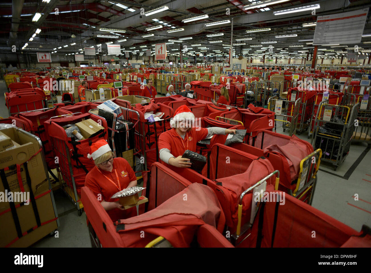 Travailleurs et travailleuses des postes à la Glasgow Centre Courrier de la manipulation de certaines pièces de courrier de Noël de 2,8 mètres Banque D'Images