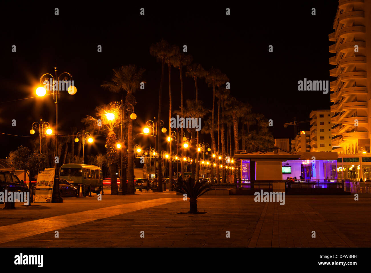 Nuit sur la promenade de Larnaca, Chypre Banque D'Images