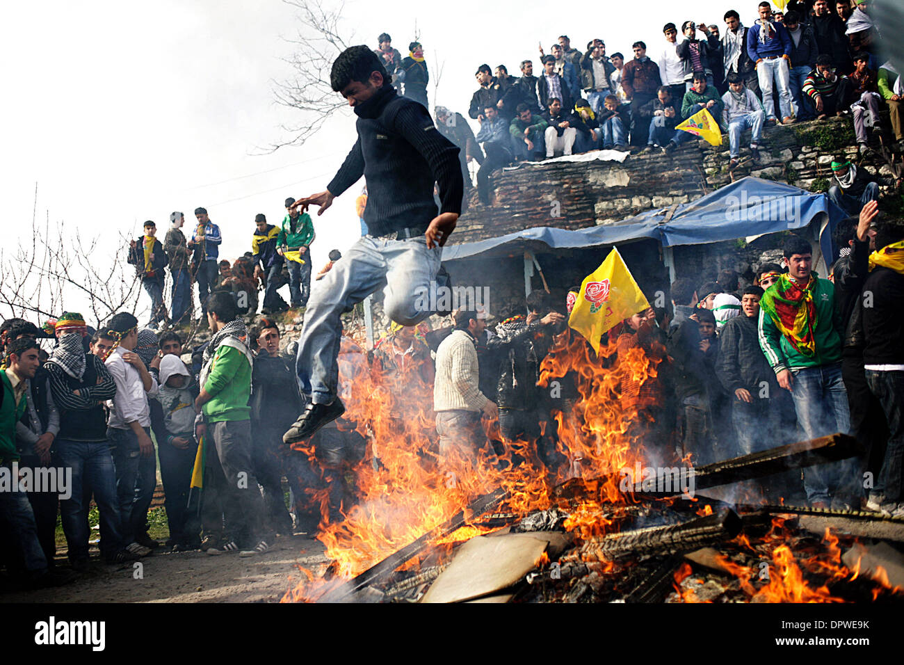 Mar 21, 2009 - Istanbul, Région de Marmara, en Turquie - communauté kurde en Turquie célébré Norouz (Fête du Printemps) près des murs de Topkapi dans la partie ancienne d'Istanbul, Turquie, le samedi 21 mars, 2009. Les jeunes Kurdes à la fin de la célébration a sauté au-dessus d'un grand feu pour célébrer, certains des jeunes ont aussi portaient des pancartes d'Abdullah Ocalan et la plupart de la foule scandaient contre e Banque D'Images