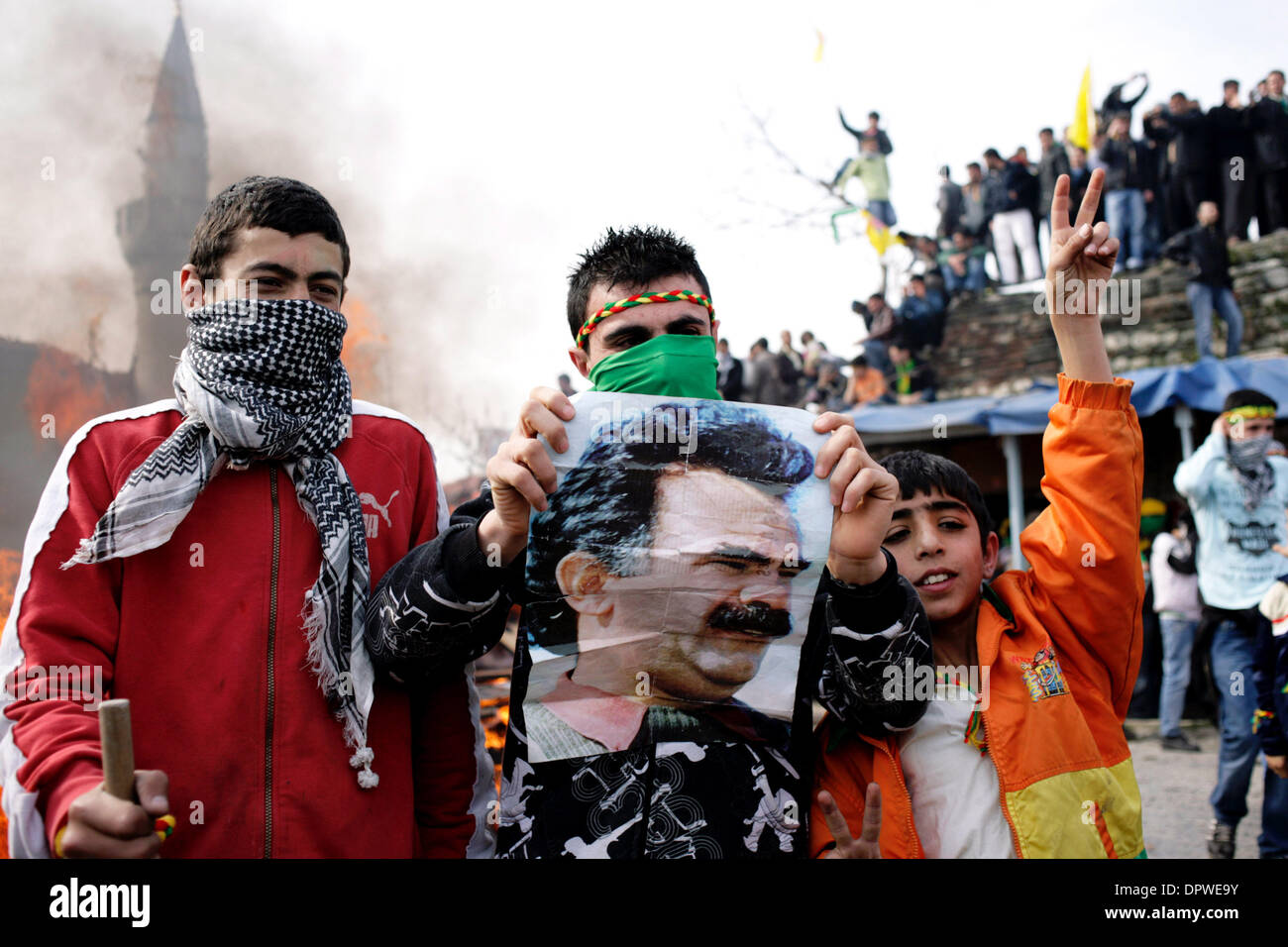 Mar 21, 2009 - Istanbul, Région de Marmara, en Turquie - communauté kurde en Turquie célébré Norouz (Fête du Printemps) près des murs de Topkapi dans la partie ancienne d'Istanbul, Turquie, le samedi 21 mars, 2009. Les jeunes Kurdes à la fin de la célébration a sauté au-dessus d'un grand feu pour célébrer, certains des jeunes ont aussi portaient des pancartes d'Abdullah Ocalan et la plupart de la foule scandaient contre e Banque D'Images