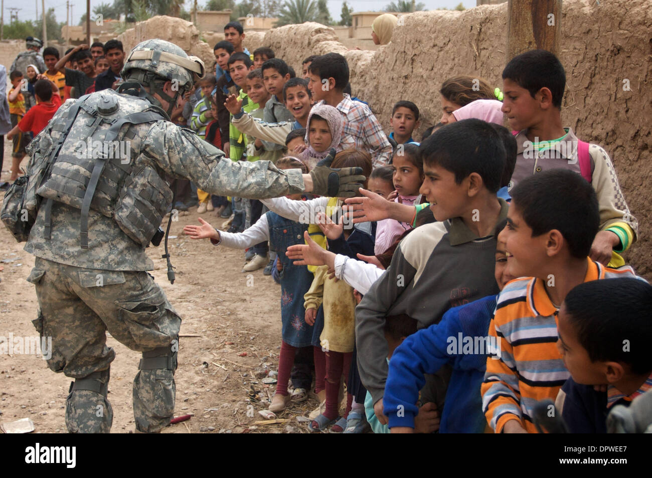 Mar 30, 2009 - Le Balad, de l'Iraq - États-Unis et des soldats de l'armée  irakienne a donné des fournitures d'aide humanitaire aux Irakiens dans un  village au sud de Balad en