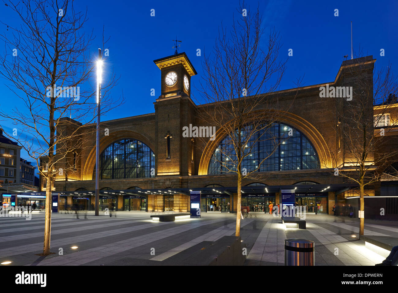 La gare de Kings Cross Londres, la façade originale Cubitt révélé dans la restauration récente, tourné au crépuscule. Banque D'Images