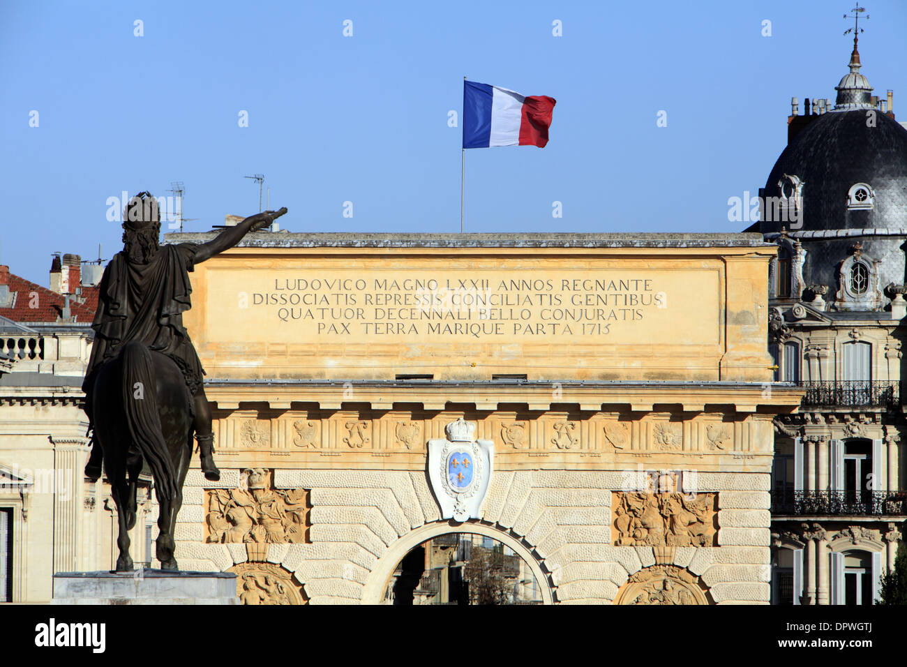 Statue de Louis XIV dans le jardin du Peyrou, Place Royale et l'arrière-plan, l'Arc de Triomphe, l'Avenue Foch, Montpellier, France Banque D'Images