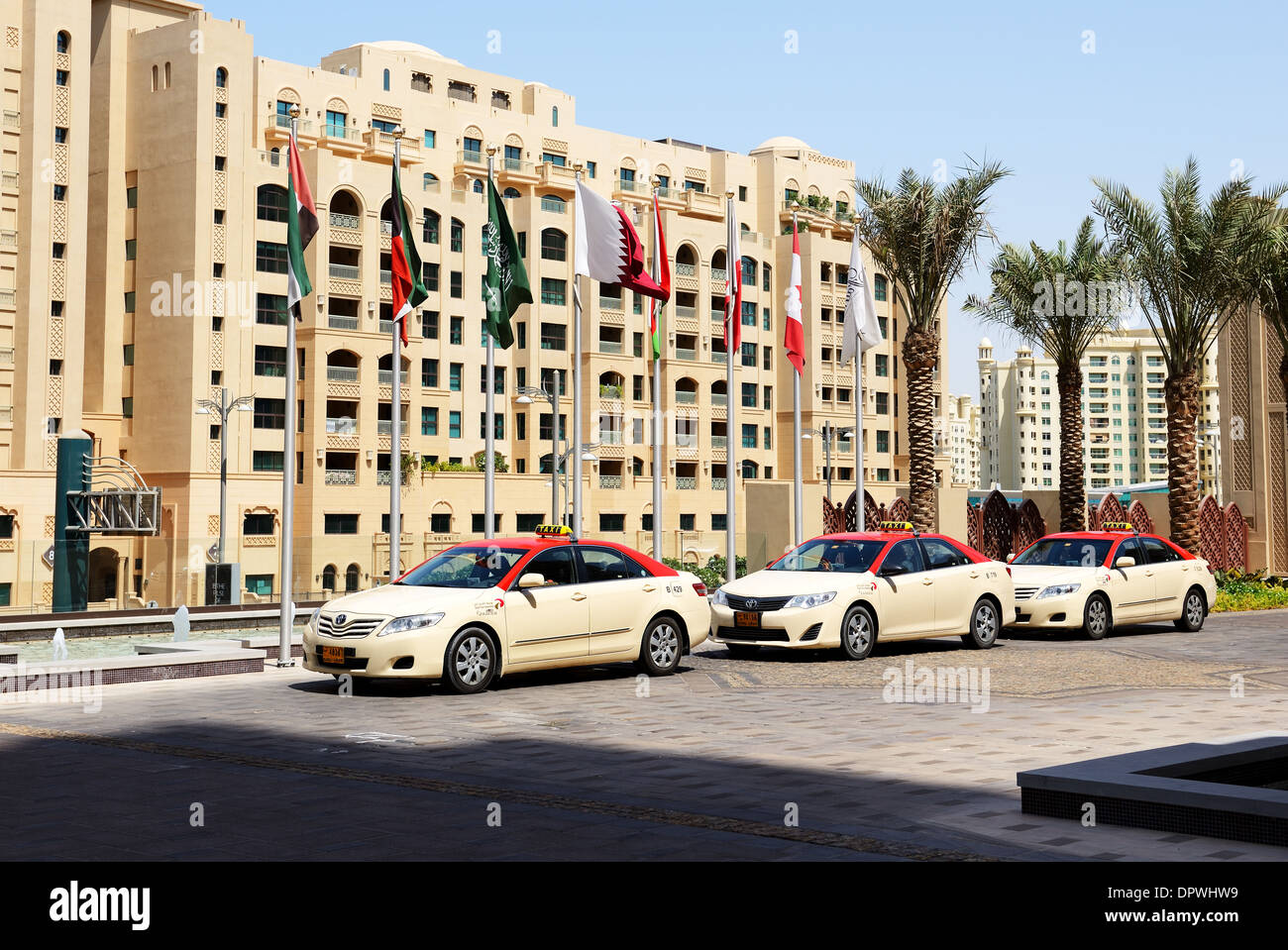 Le Dubaï voitures de taxi en attente de clients près de hotel, DUBAÏ, ÉMIRATS ARABES UNIS. Banque D'Images