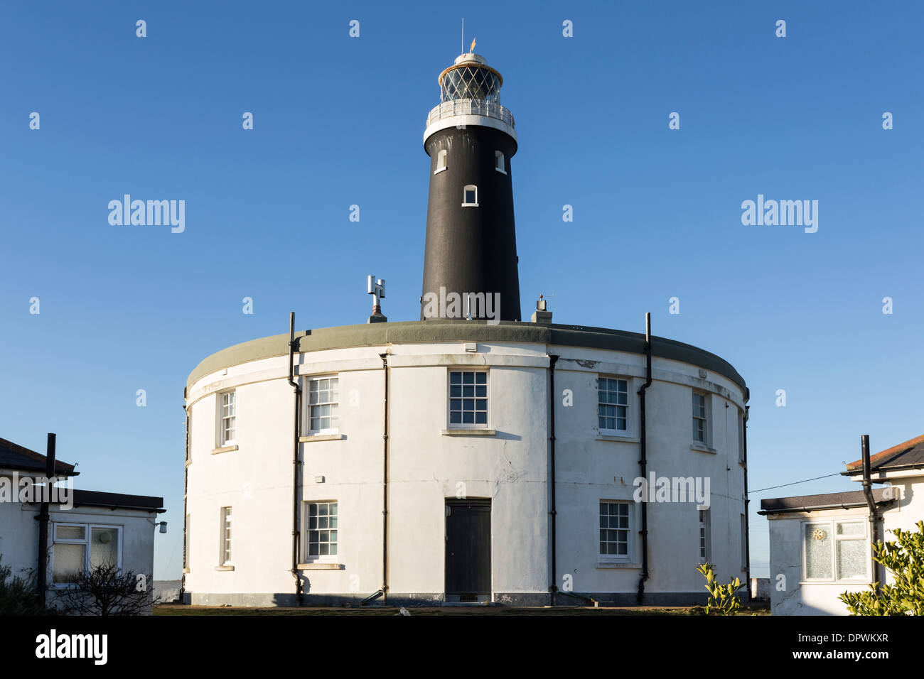 Le vieux phare et bâtiments Dungeness Banque D'Images