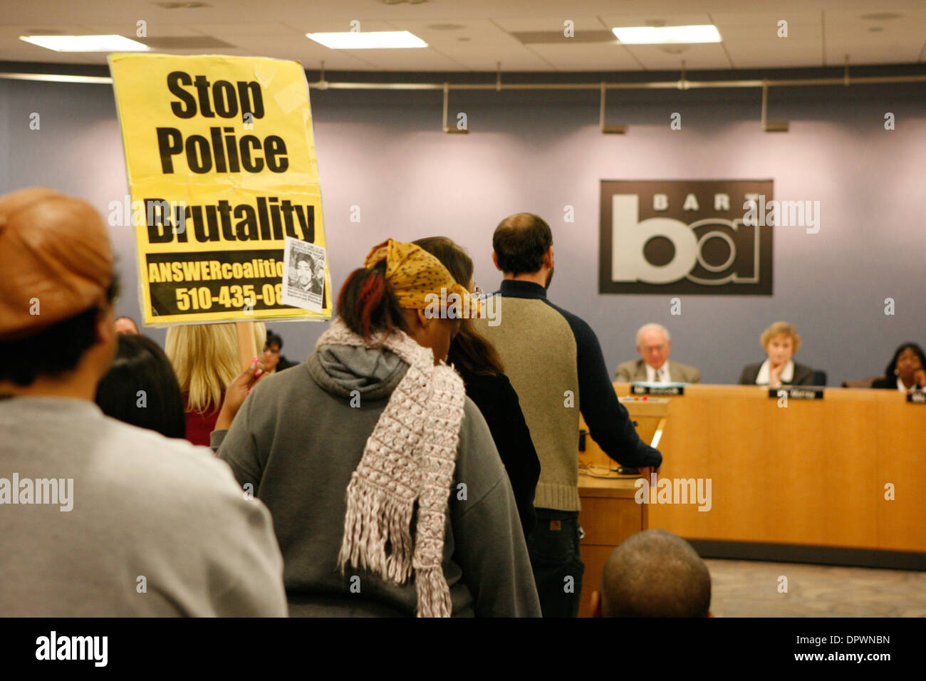 Jan 08, 2009 - Oakland, Californie, États-Unis - à la suite d'une violente manifestation dans le centre-ville d'Oakland la nuit d'avant, l'BART membres du conseil d'inviter le public à assister à une réunion d'exprimer leur colère, et les préoccupations au sujet de la mort d'Oscar Grant. Grant a été tué par un agent de police BART 1er janvier 2009. (Crédit Image : © André Hermann/ZUMApress.com) Banque D'Images