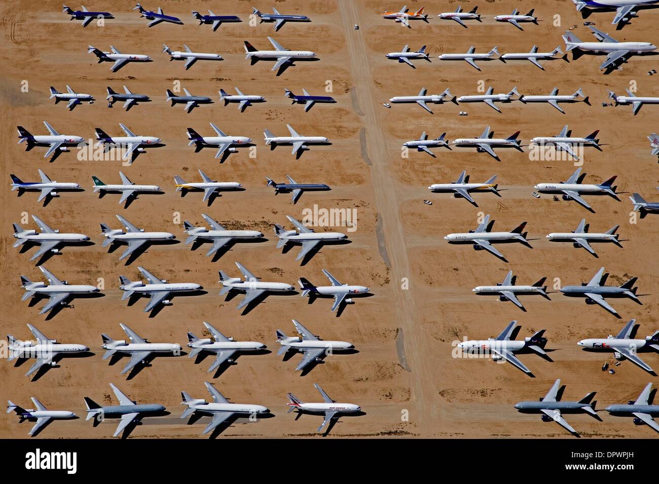 Mar 16, 2009 - Mojave, Californie, États-Unis - vue aérienne des avions mise en sommeil sont alignées en rangées, attendre des jours meilleurs à l'aéroport de Mojave, dans le désert. (Crédit Image : Â© Mark/ZUMApress.com) Holtzman Banque D'Images