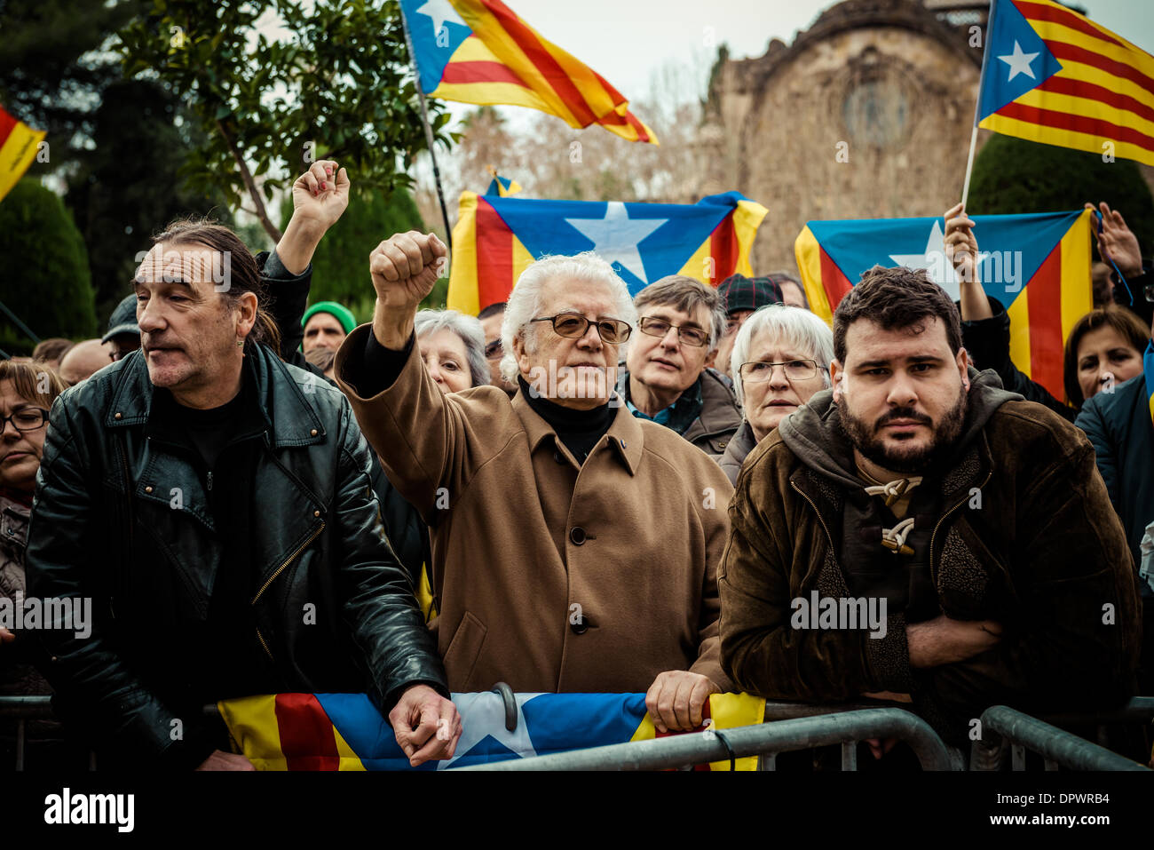 Barcelone, Espagne. 16 janvier 2014 : Quelques centaines de pro-indépendantistes catalans manifester leur appui à leurs parlementaires qui veulent porter la question à propos d'un référendum dans le congrès espagnol lors d'un plénum extraordinaire : Crédit matthi/Alamy Live News Banque D'Images