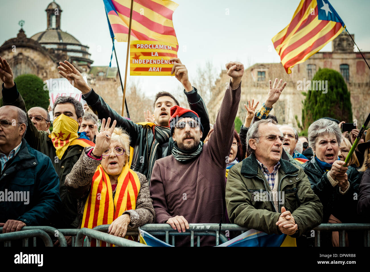 Barcelone, Espagne. 16 janvier 2014 : Quelques centaines de pro-indépendantistes catalans manifester leur appui à leurs parlementaires qui veulent porter la question à propos d'un référendum dans le congrès espagnol lors d'un plénum extraordinaire : Crédit matthi/Alamy Live News Banque D'Images
