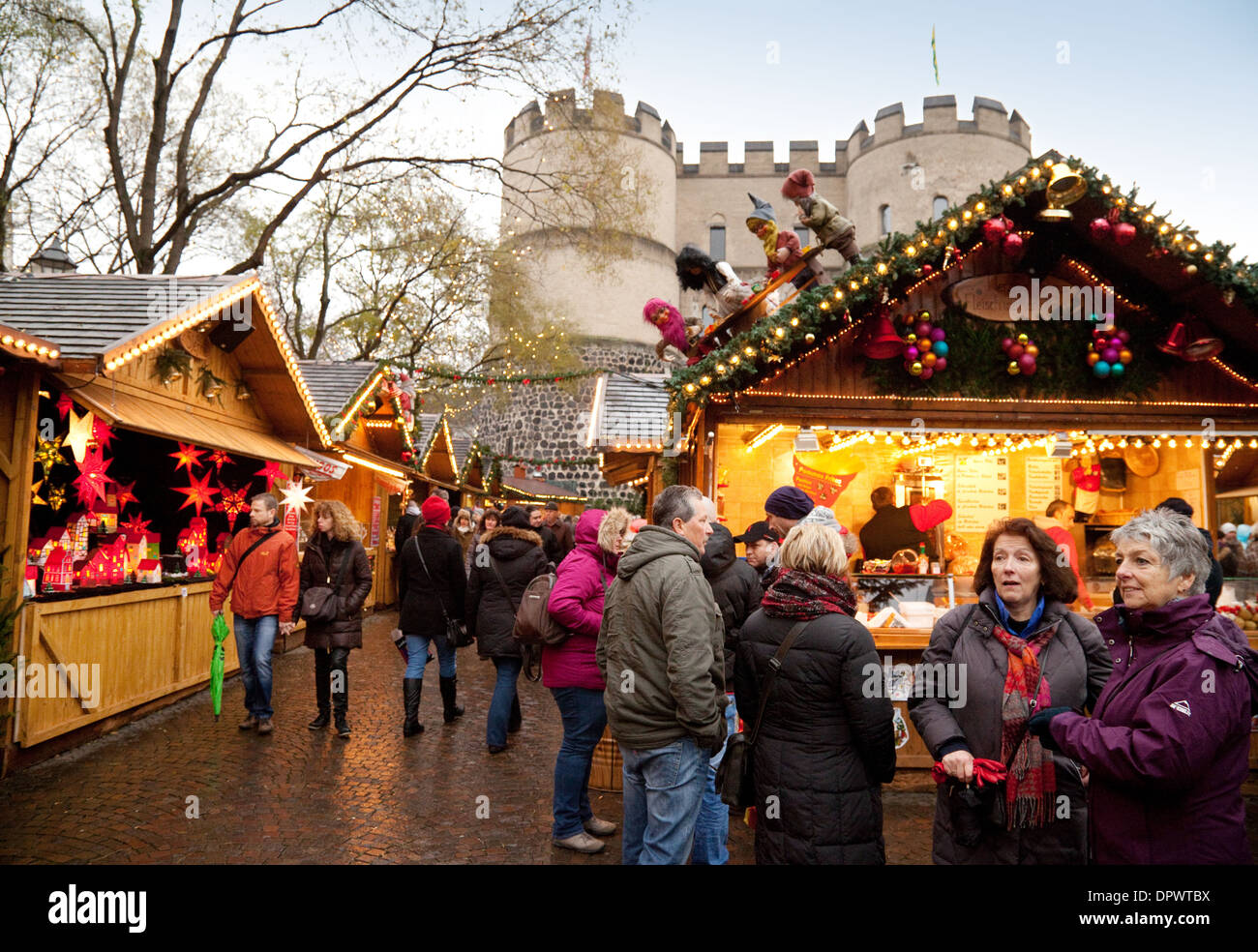 Marché de Noël de Cologne - les gens au marché de contes de fées, qui s'est tenue dans la Rudolfplatz, Cologne, Allemagne Europe Banque D'Images